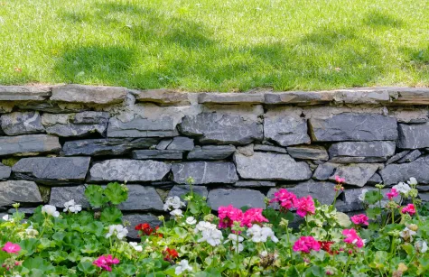 Raum und Garten Caspar Kerdijk, Stützmauer